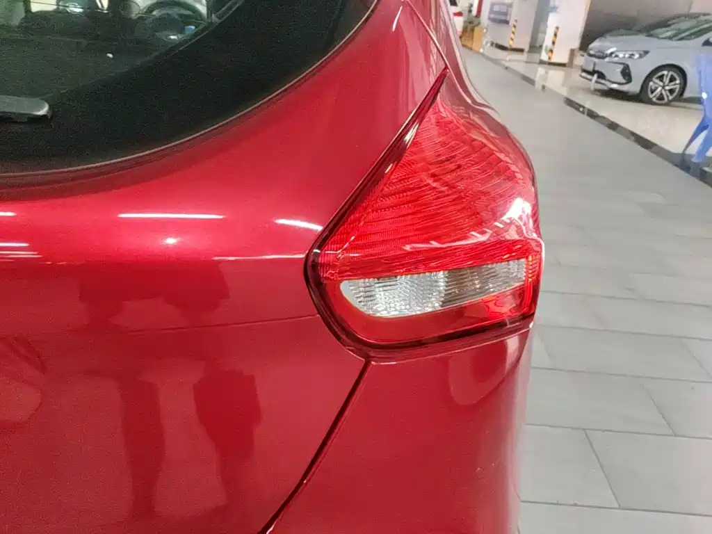 Фото 8 - Ford Focus