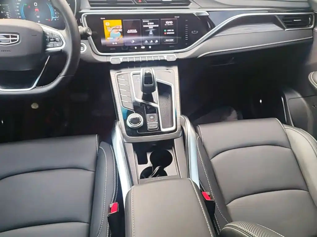 Фото 14 - Geely Atlas