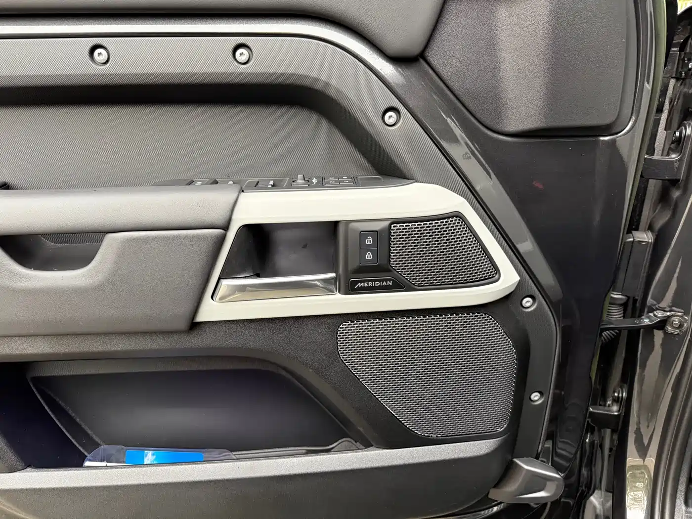 Land Rover Defender 2023 Model 110 3.0T P400 X-DYNAMIC HSE фото 15