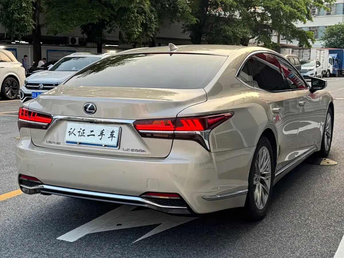 Фото 23 - Lexus LS
