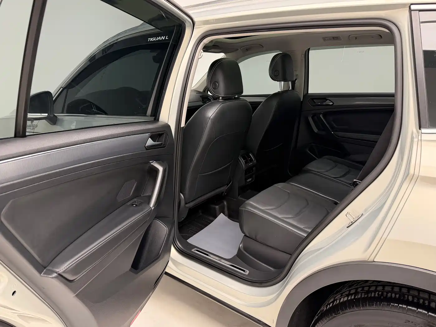 Volkswagen Tiguan L 2021 330TSI Automatic 2WD R-Line Premium фото 12