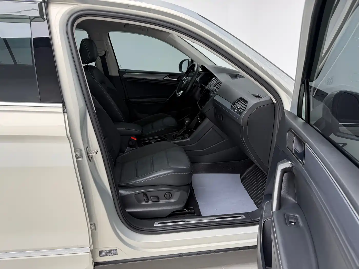 Volkswagen Tiguan L 2021 330TSI Automatic 2WD R-Line Premium фото 11