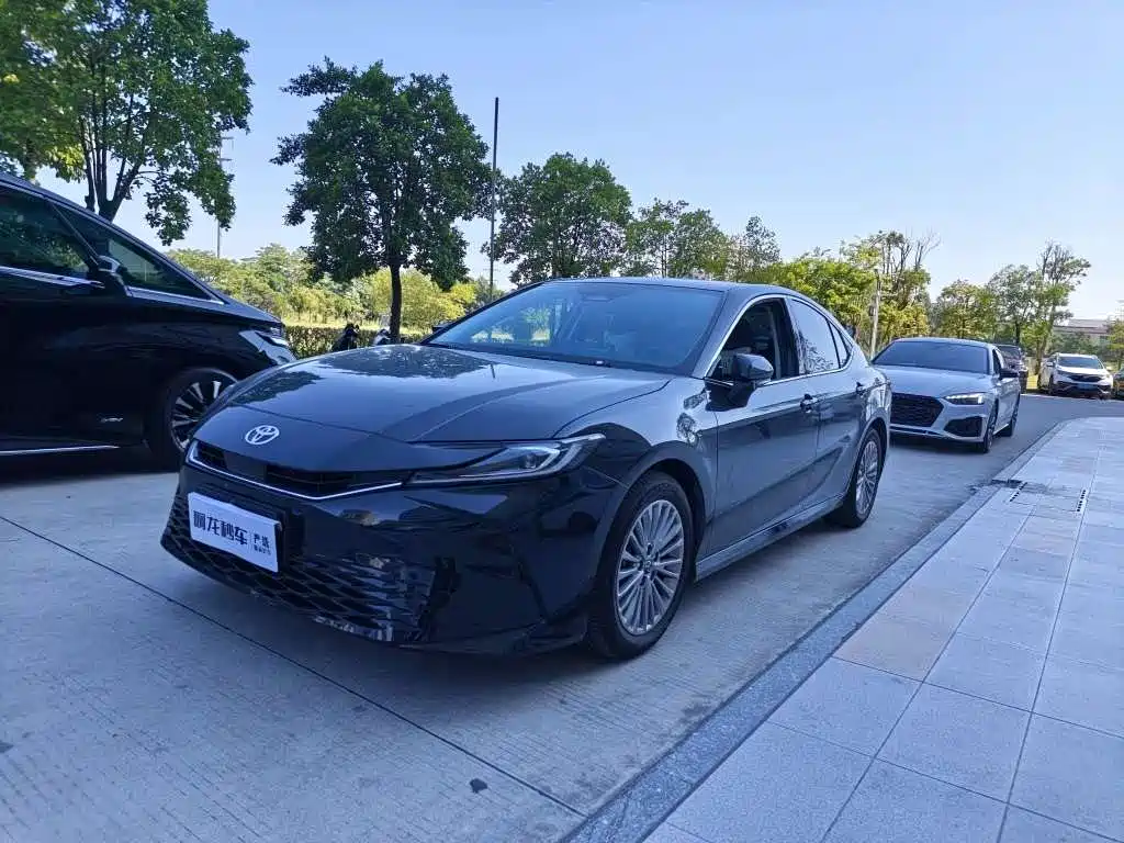 Фото 1 - Toyota Camry
