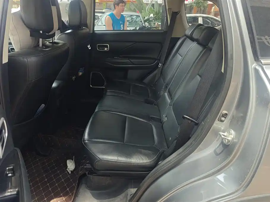 MITSUBISHI OUTLANDER