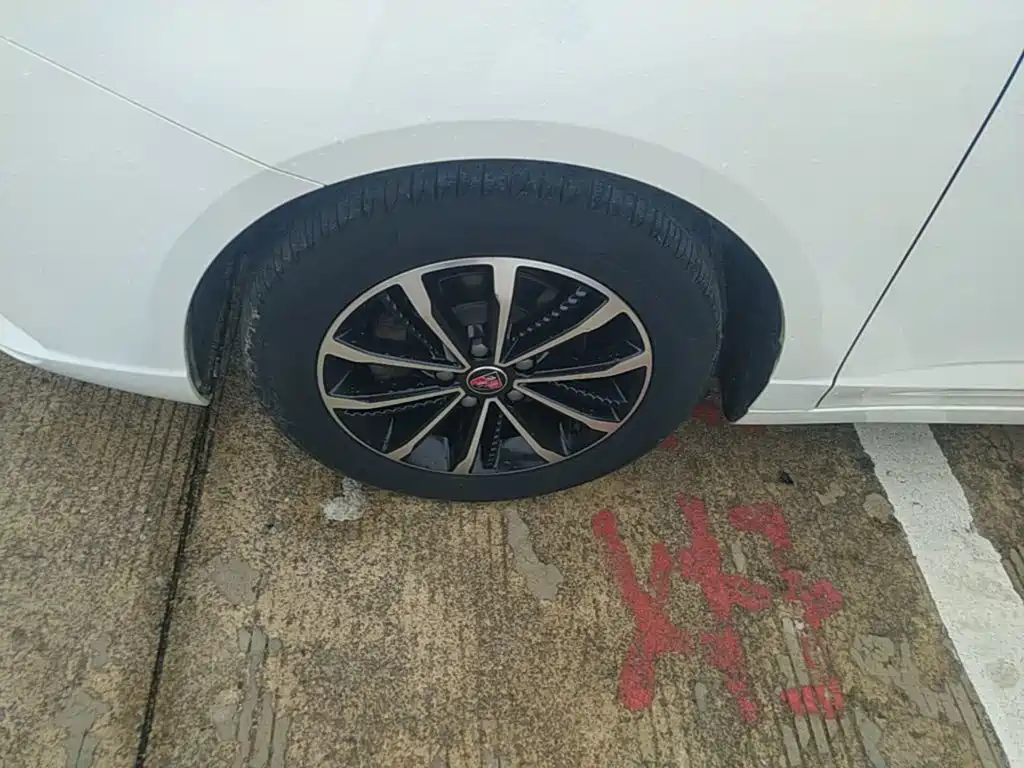 Фото 23 - Roewe i5