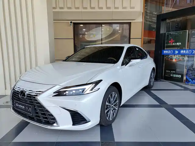 Lexus ES 2025