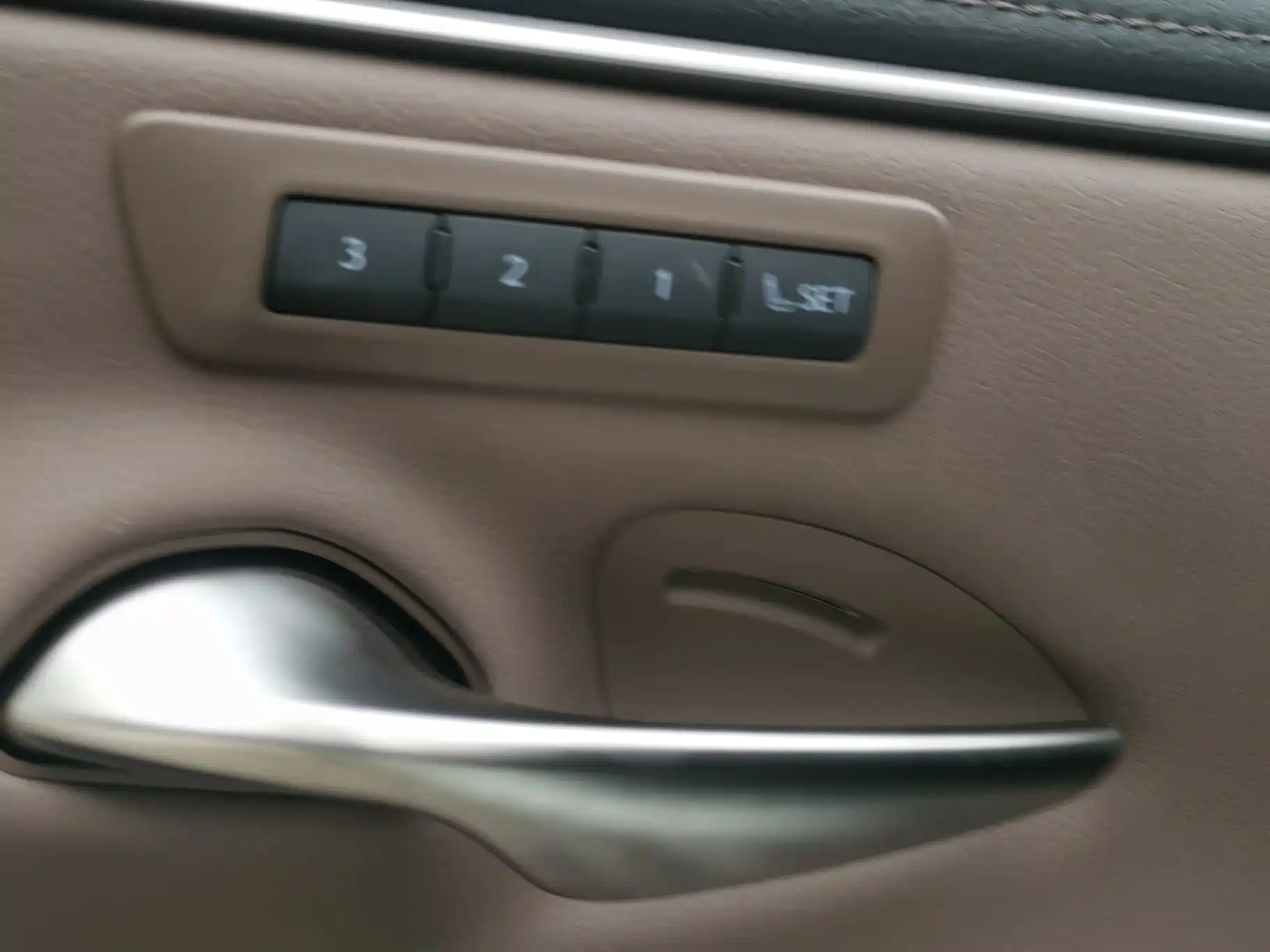 Photo 14 - Lexus ES