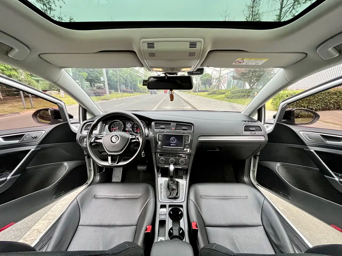 Volkswagen Golf 2017 230TSI Auto Comfort Millionth Anniversary Edition фото 12