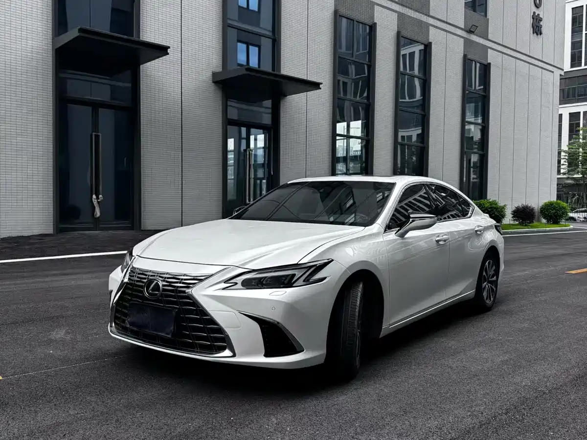 Lexus ES 2025 300h Ultimate Edition