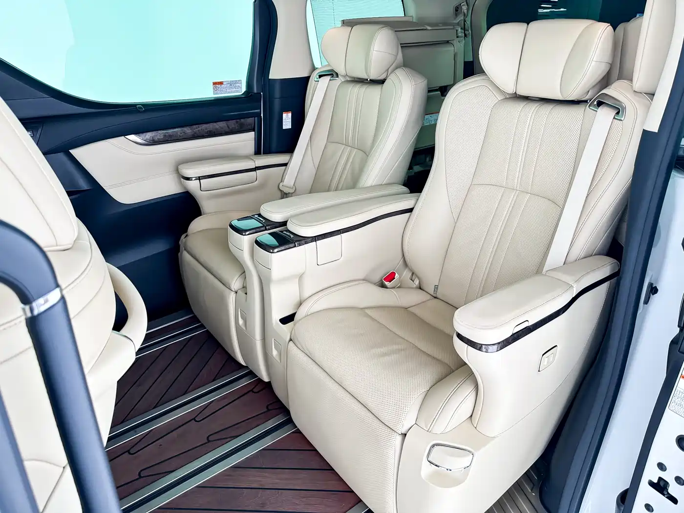 Toyota Vellfire 2020 Twin Engine 2.5L HV Premium Edition фото 5