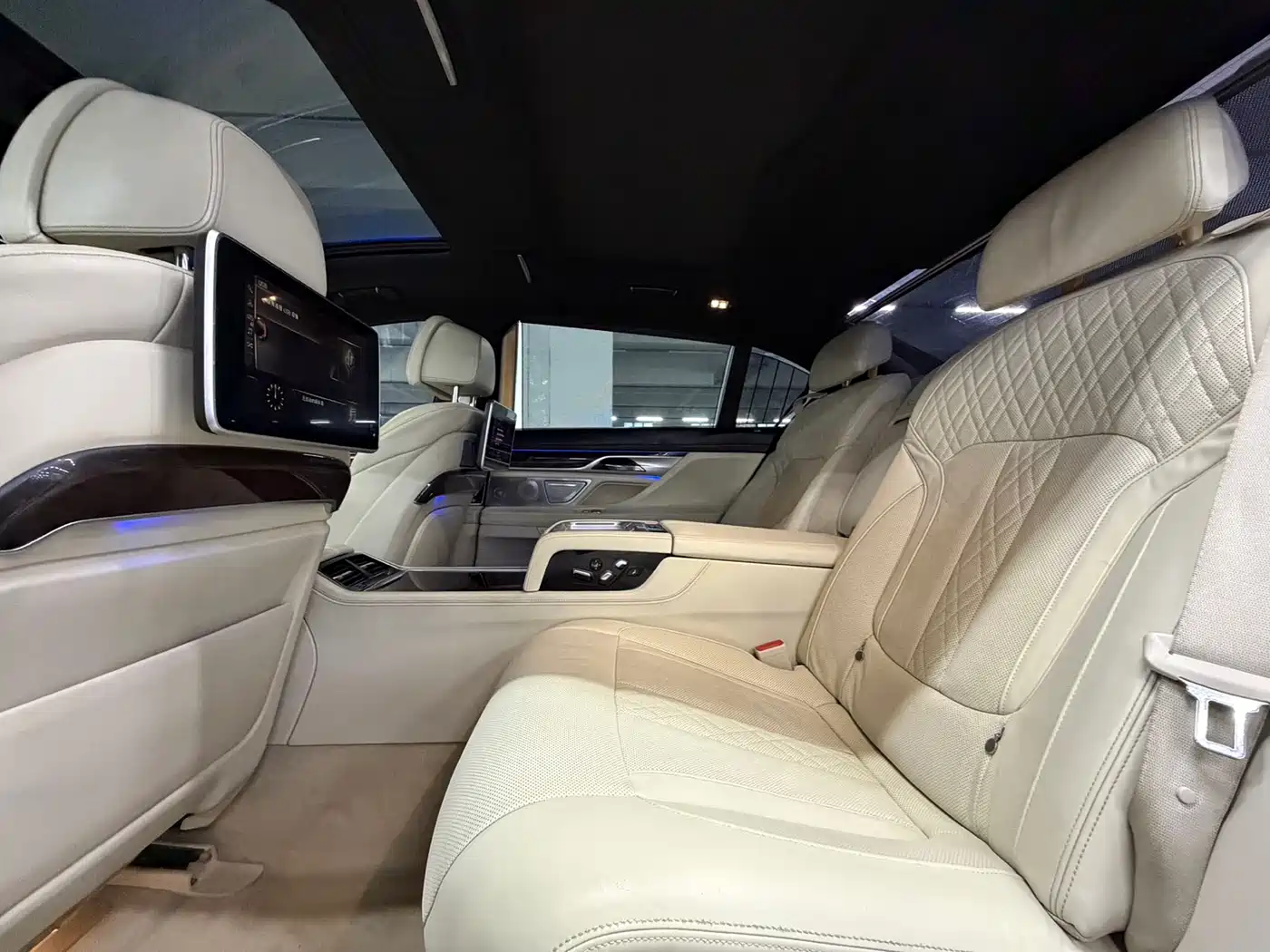 BMW 7 Series 2016 750Li xDrive 4-Seater фото 6
