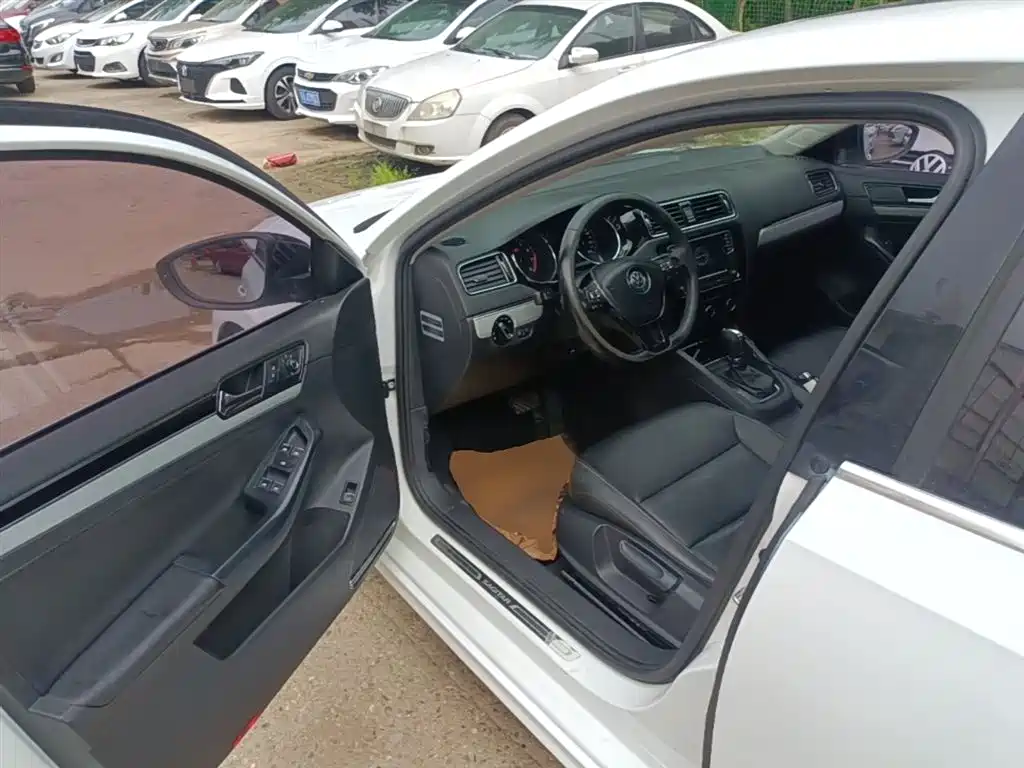 Volkswagen Sagitar 2017 1.6L Automatic Comfort фото 16