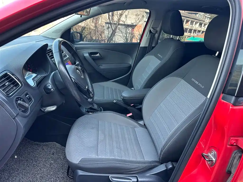 Volkswagen Polo 2016 1.6L Cross Polo Automatic фото 10