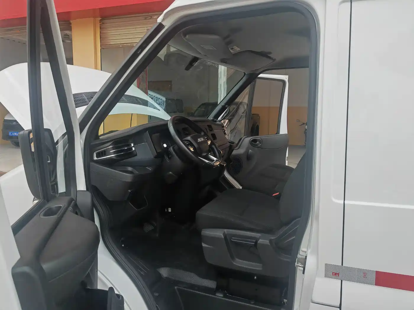 Jiangling JMC Fushun 2025 Model 2.0T 8AT Diesel Short Wheelbase Medium-High Roof Commercial Van 2/3 Seats фото 7