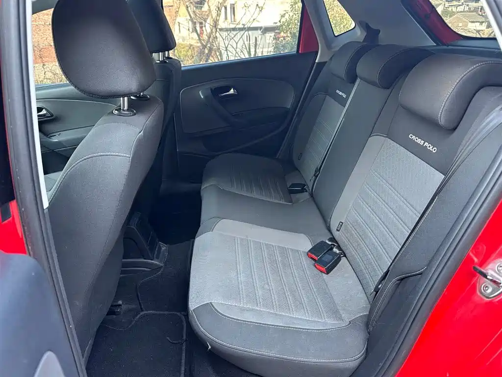 Volkswagen Polo 2016 1.6L Cross Polo Automatic фото 11