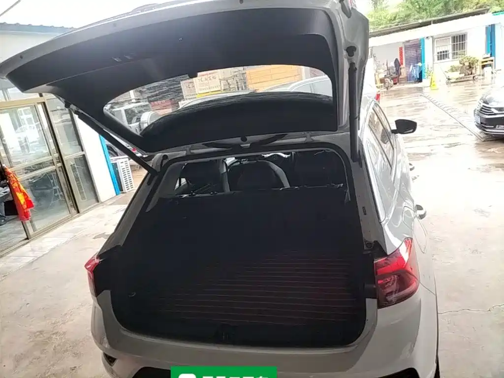 VOLKSWAGEN T-ROC EXPLORING SONGS