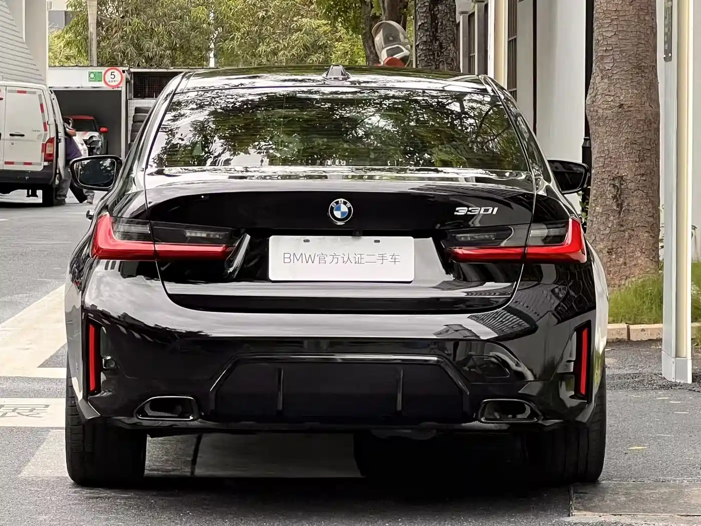 BMW 3 Series 2025 330i M Sport Night Edition фото 4