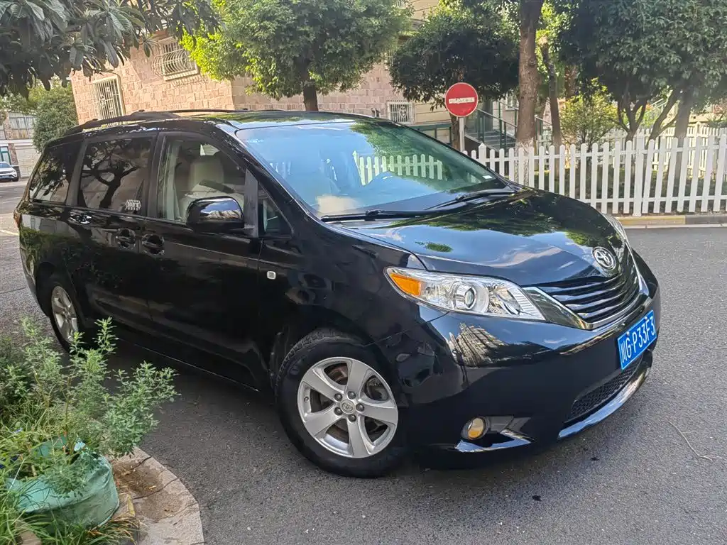 Toyota Sienna 2015 3.5L 2WD LE фото 15