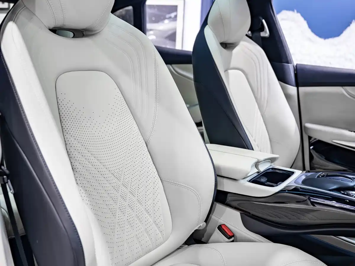 Photo 15 - Aston Martin DBX