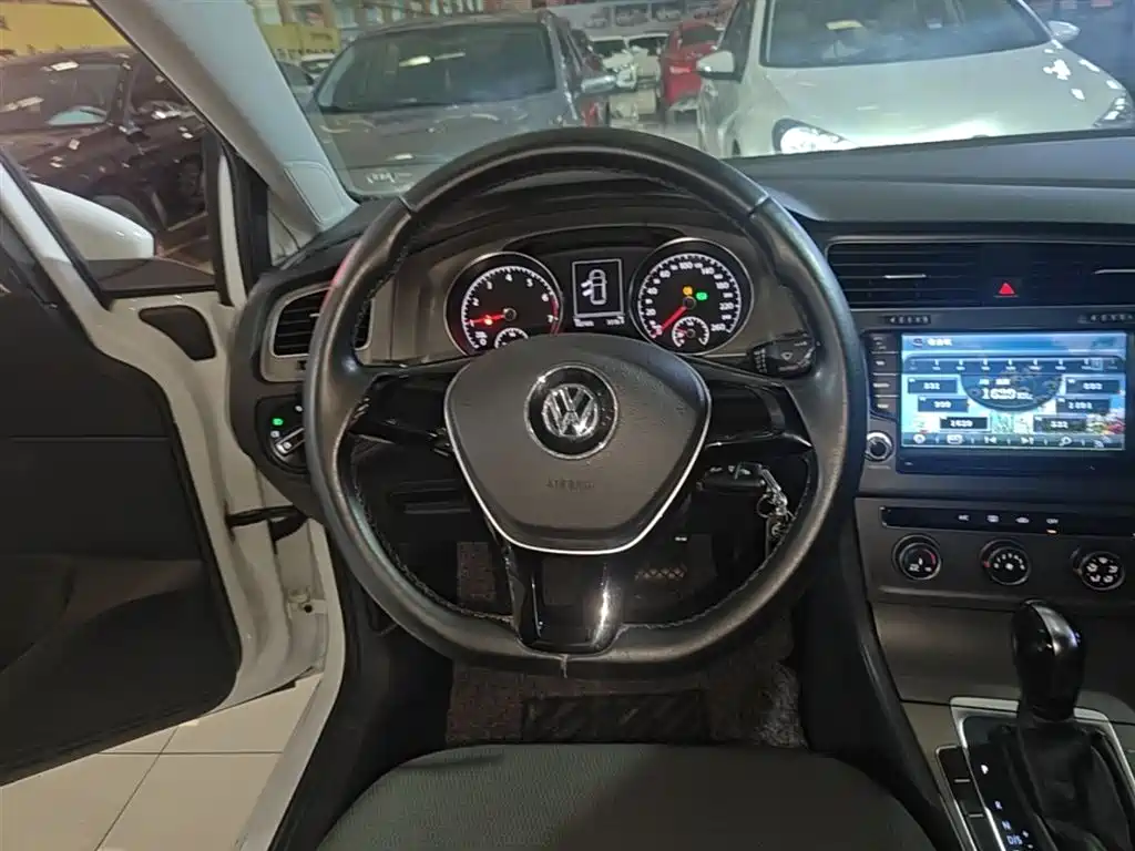 Volkswagen Golf 2015 1.6L Automatic Comfort фото 11