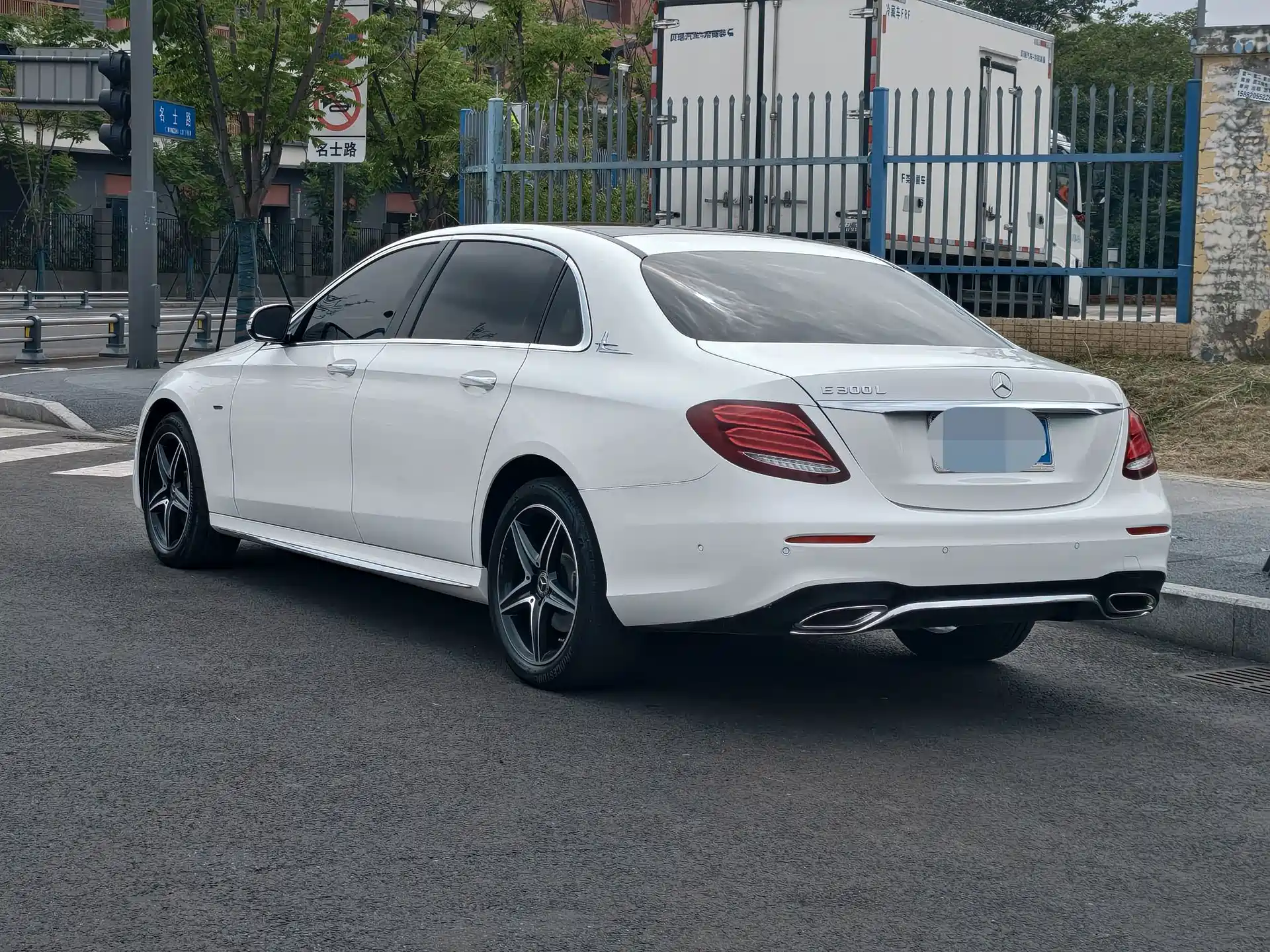Фото 3 - Mercedes-Benz E-Class
