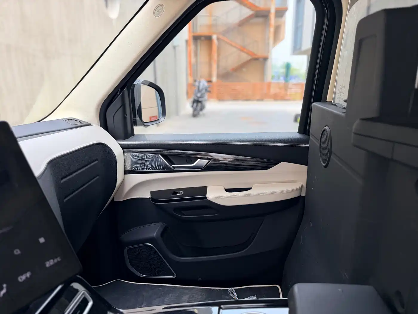 LEVC TX 2022 TX5 Extended Range Space Comfort Edition фото 25