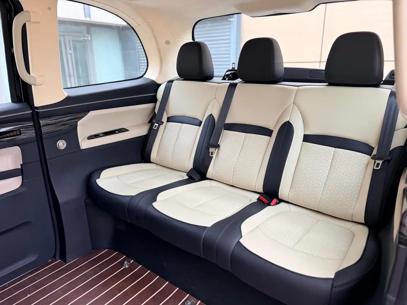 LEVC TX 2022 TX5 Extended Range Space Comfort Edition фото 15