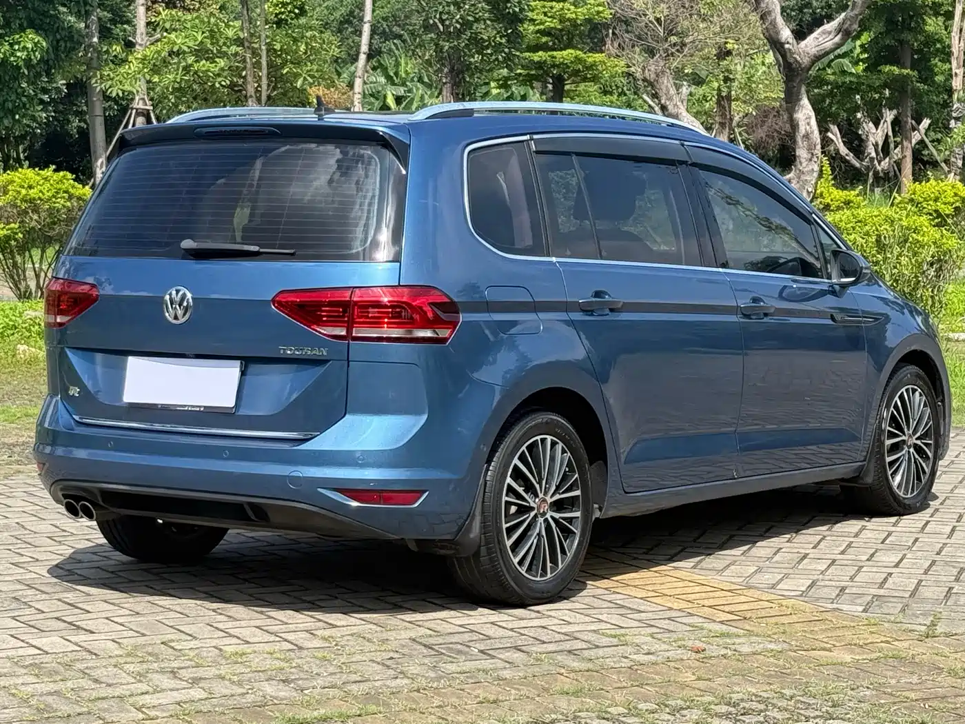 Photo 10 - Volkswagen Touran