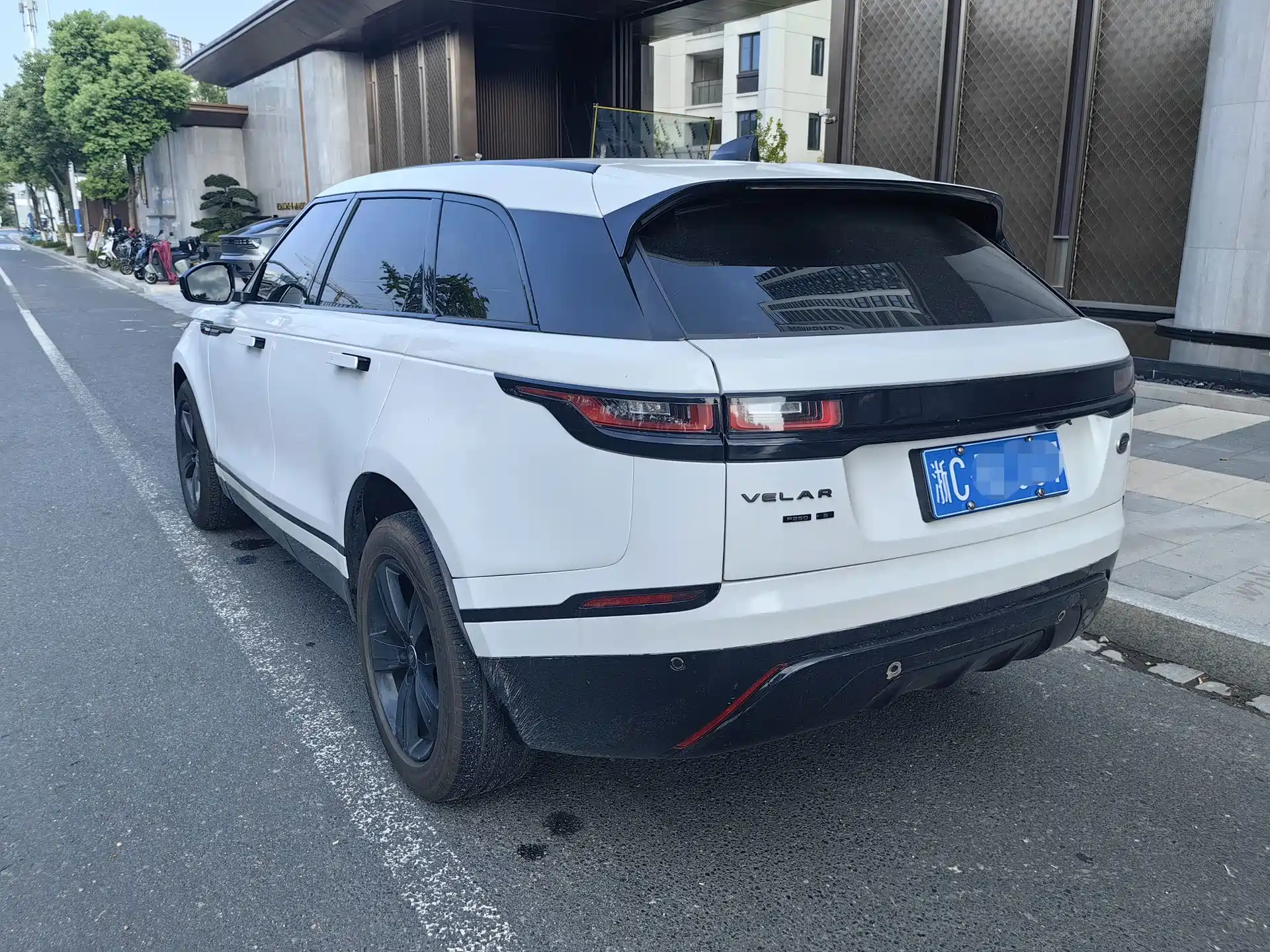 Фото 9 - Land Rover Range Rover Velar