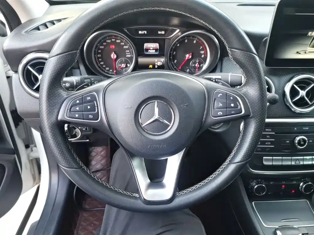 Mercedes-Benz GLA 2017 GLA 200 Dynamic фото 11