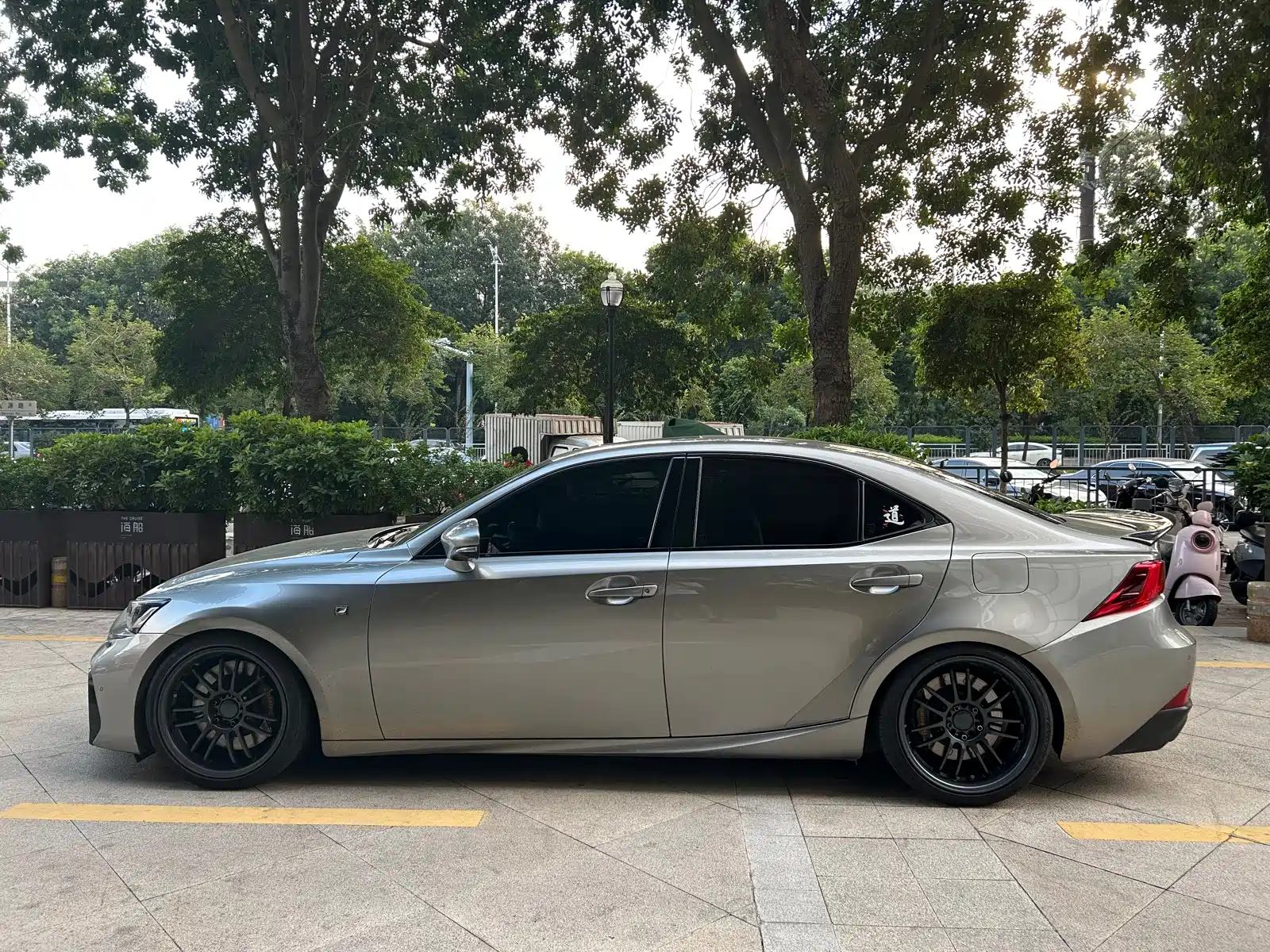 Photo 7 - Lexus IS