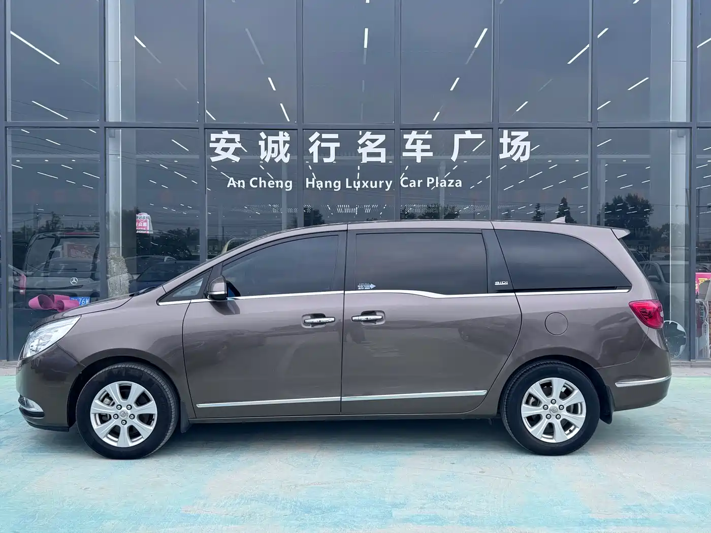 Photo 4 - Buick GL8