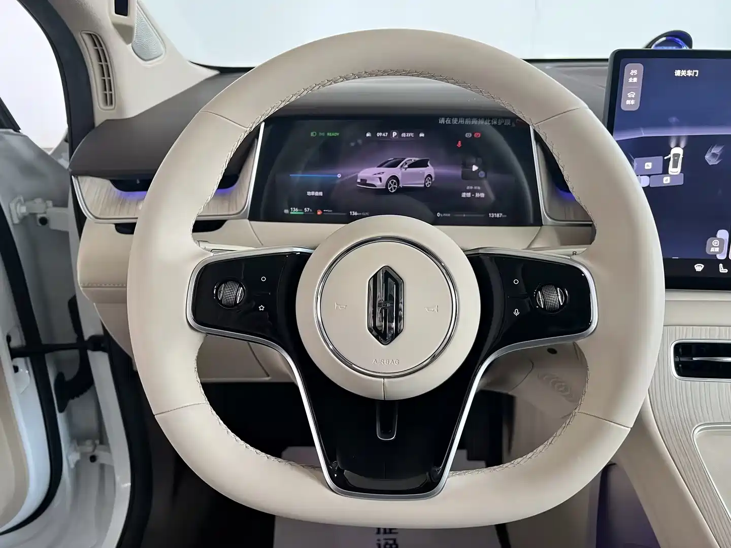 Photo 16 - Shangjie SUV