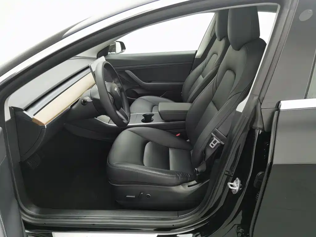 Фото 10 - Tesla Model 3