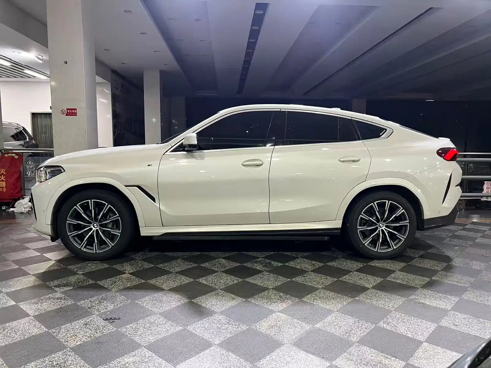 Photo 3 - BMW X6