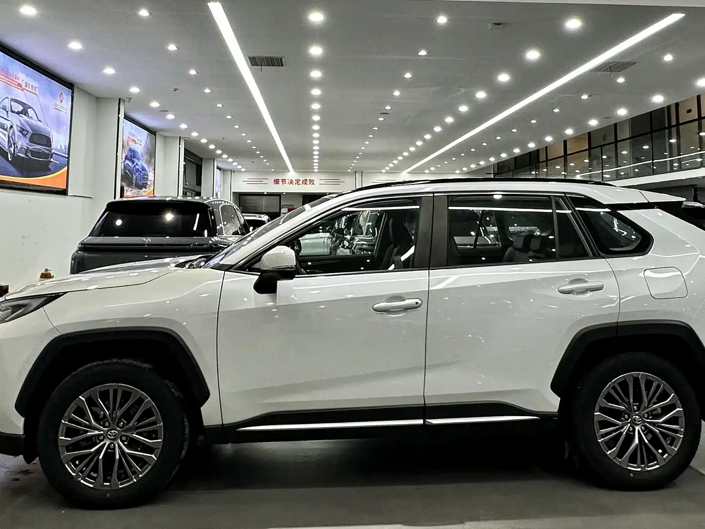 Toyota Wildlander 2023 2.0L CVT AWD Luxury PLUS фото 3