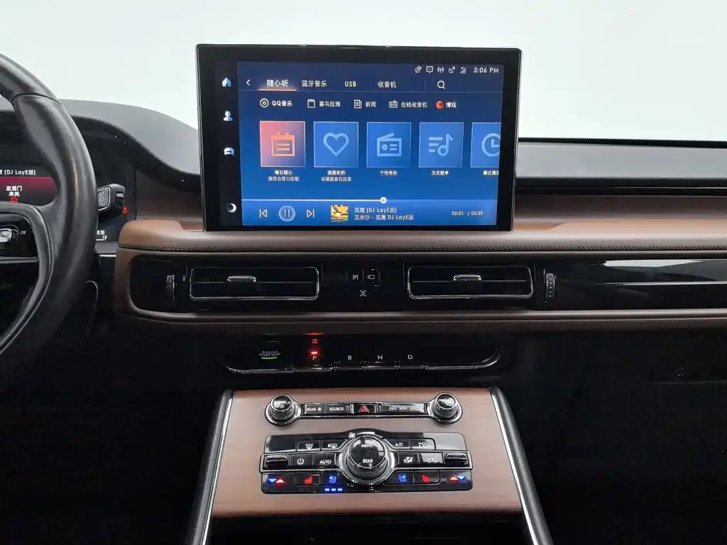 Photo 12 - Lincoln Aviator