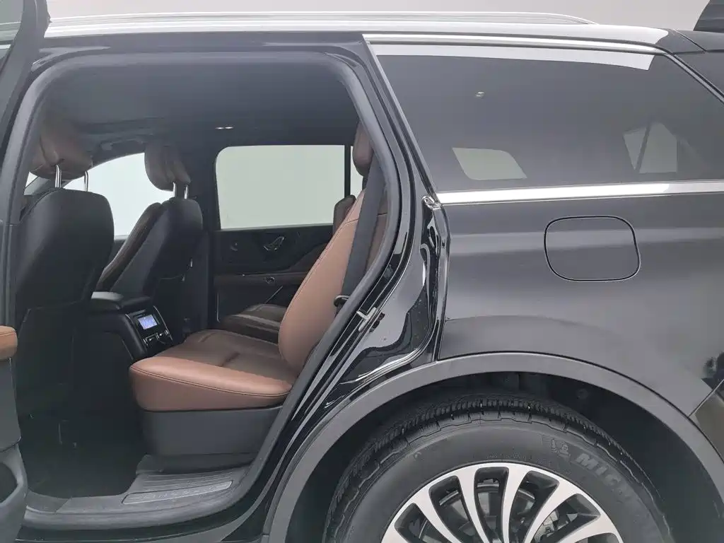 Photo 15 - Lincoln Aviator