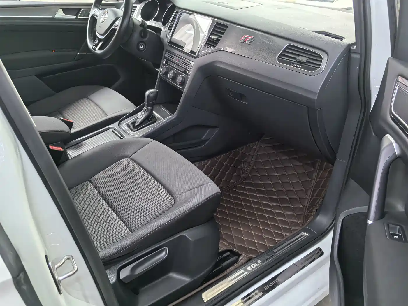 Volkswagen Golf Sportsvan 2016 230TSI Automatic Progressive фото 11