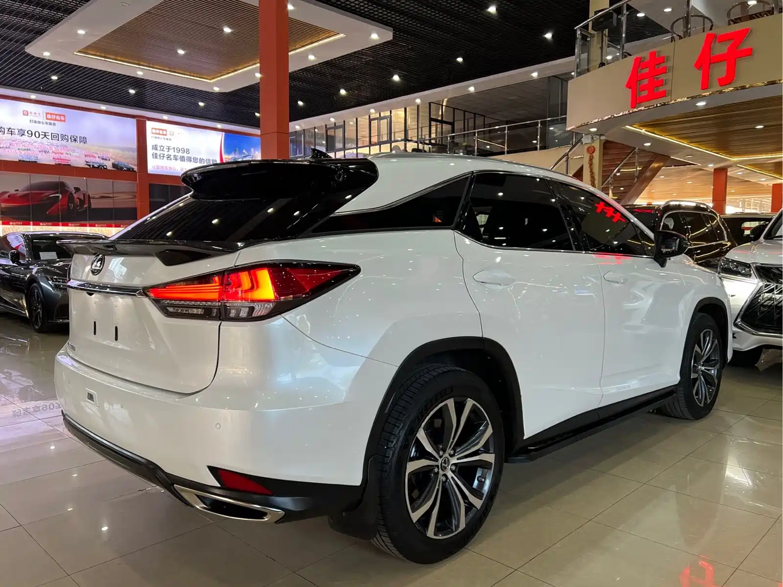 Фото 4 - Lexus RX