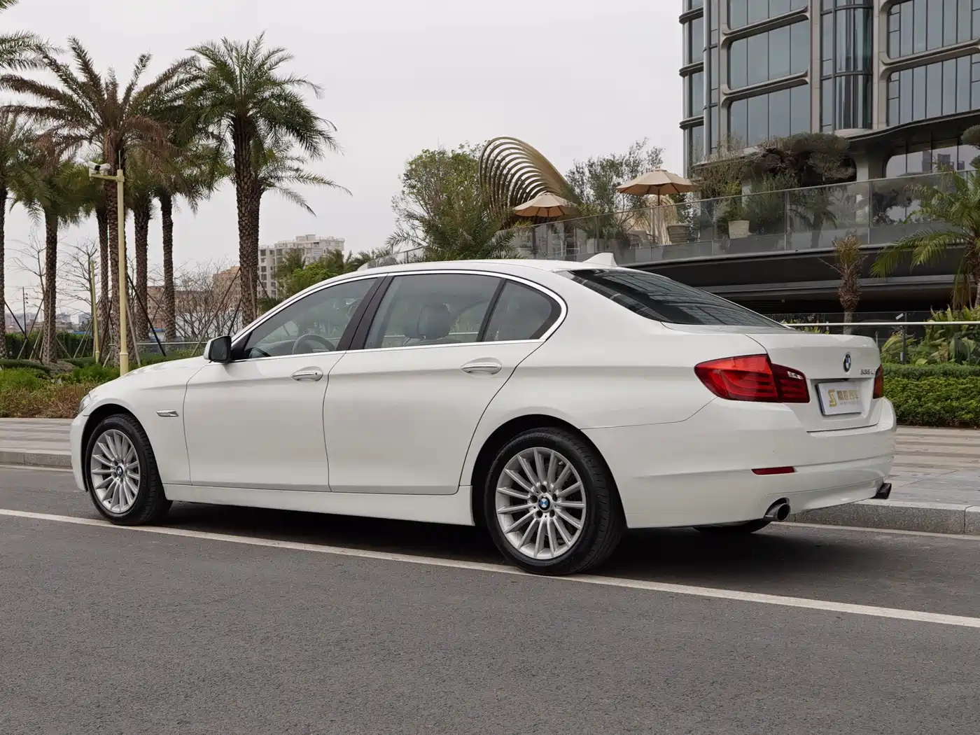 BMW 5 Series 2012 535Li Leadership фото 11