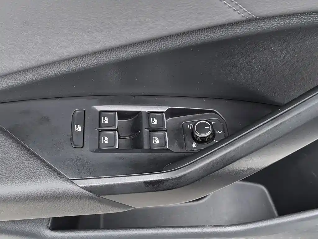 صورة 9 - Volkswagen Sagitar