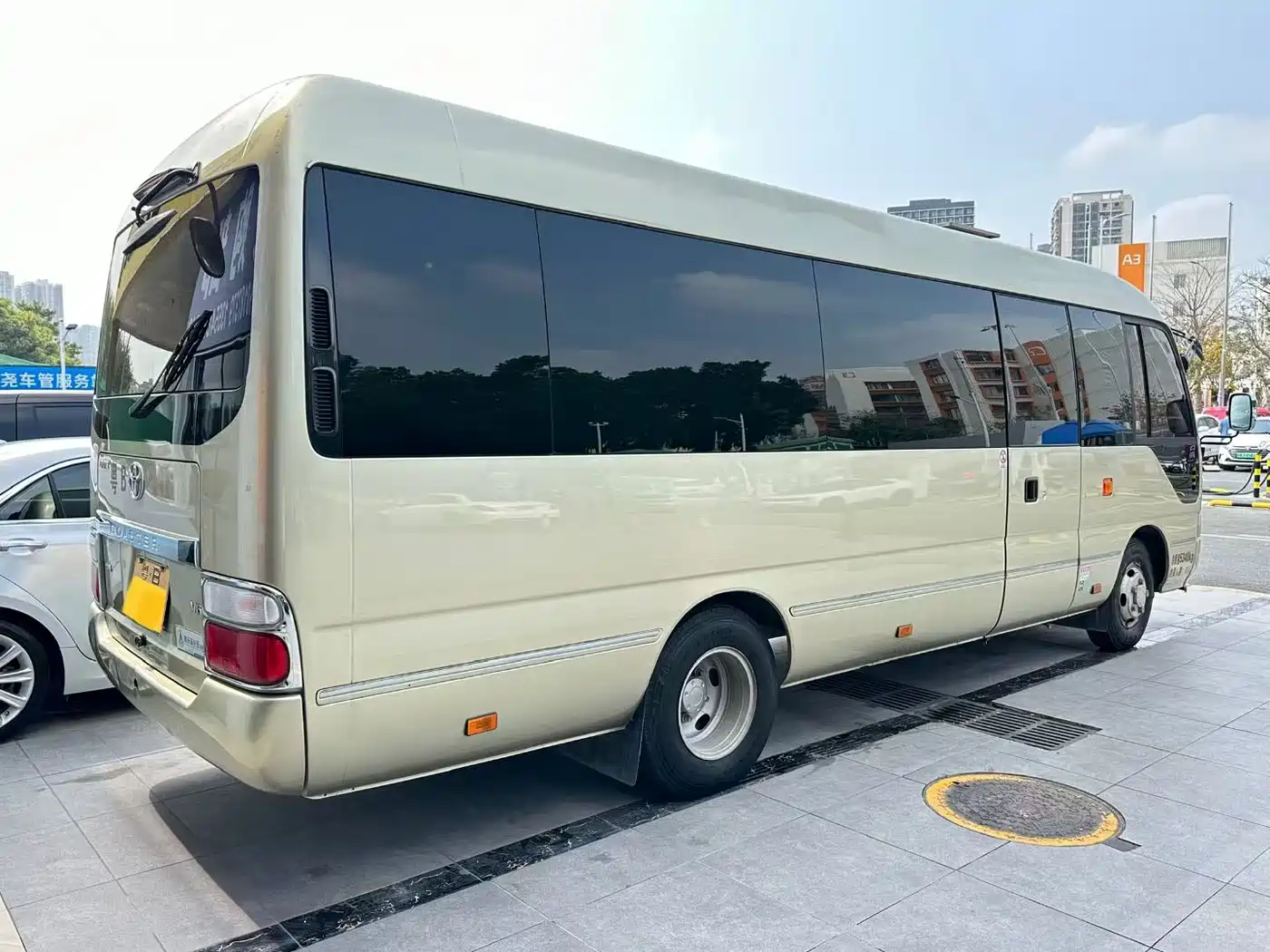 Toyota Coaster 2015 4.0L Premium Bus GRB53L-ZCMSK 20-seater Special Edition фото 5