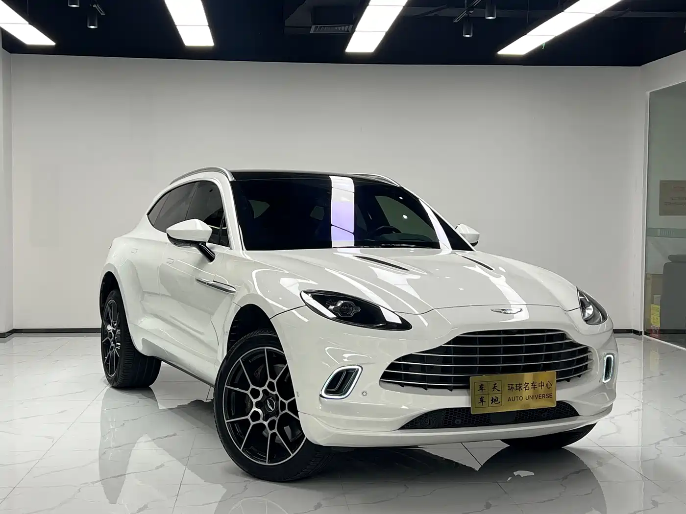 Aston Martin DBX 2021 4.0T V8 Flawless Flame фото 3