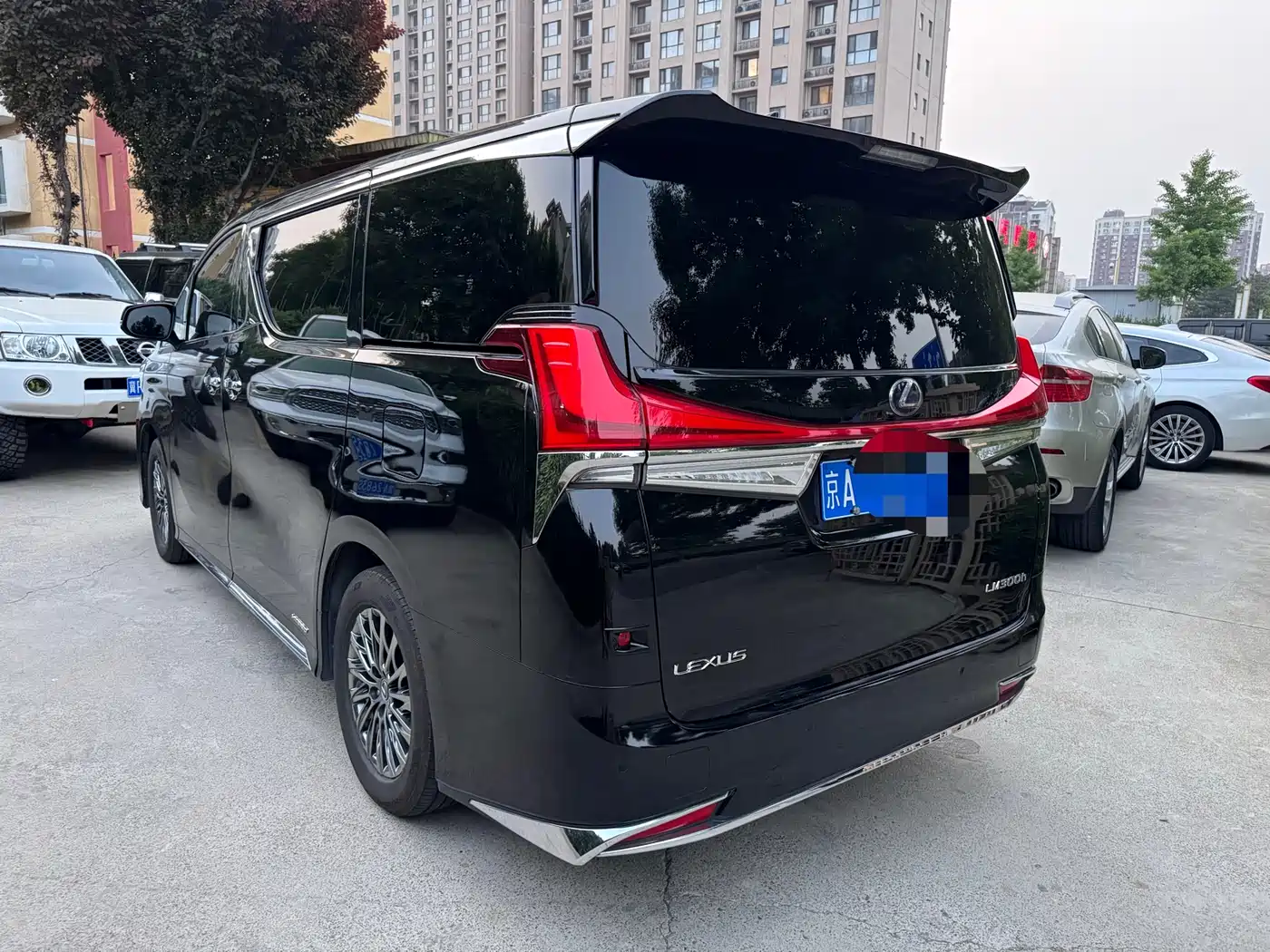 Lexus LM 2020 300h Seven-Seater Elegance Edition фото 4