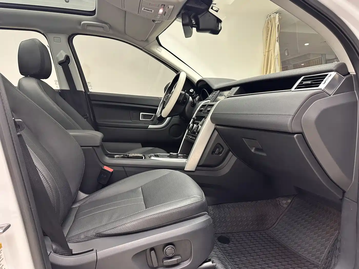 Land Rover Discovery Sport 2018 240PS SE Edition фото 7