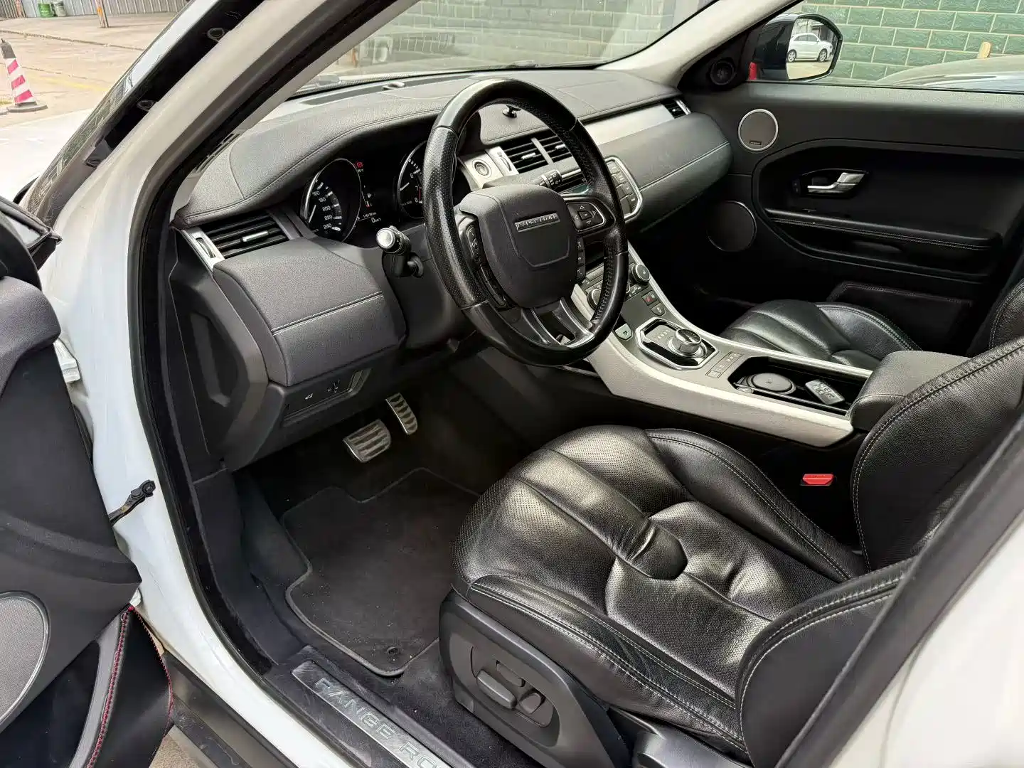 صورة 13 - Land Rover Range Rover Evoque (Import)