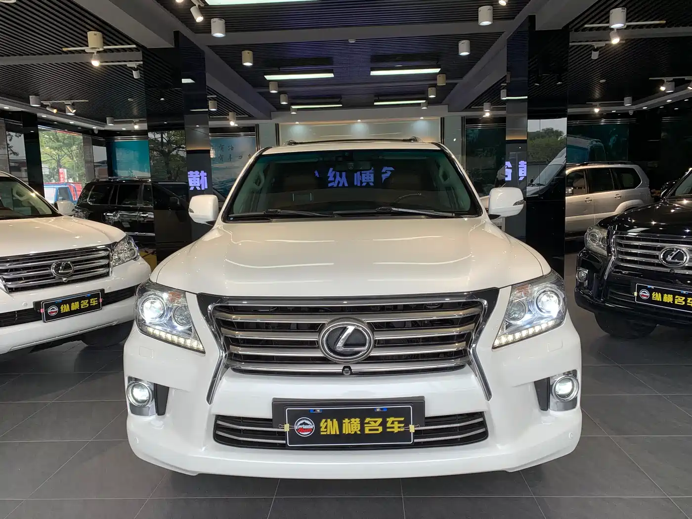 Lexus LX 2013 570 фото 2