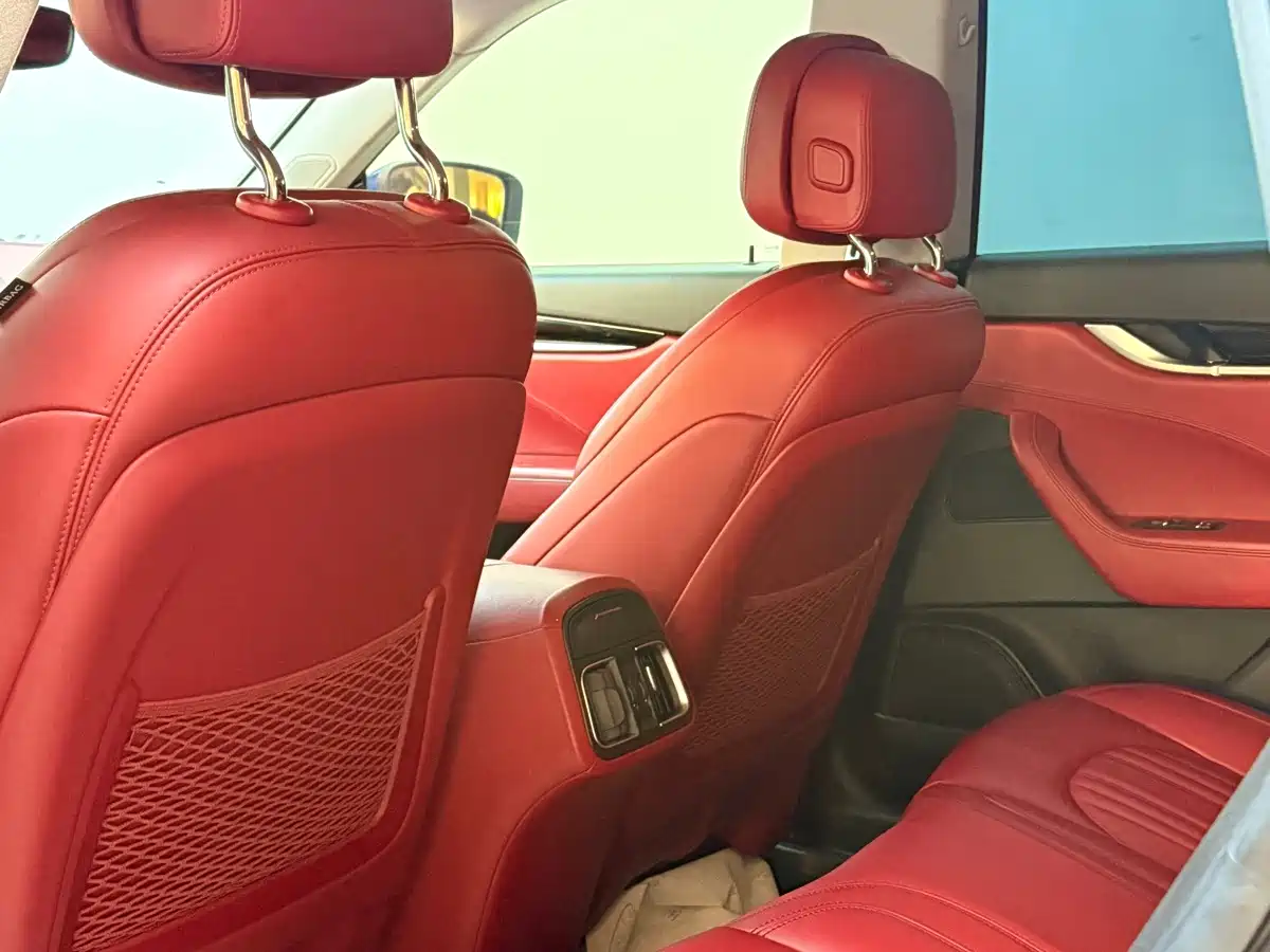 Photo 6 - Maserati Levante