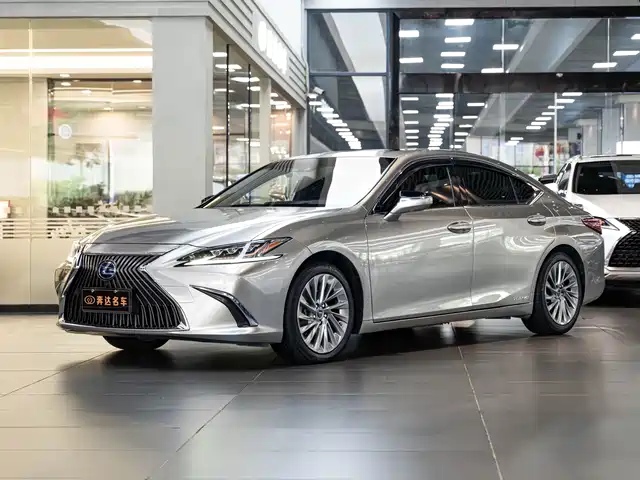Lexus ES 2020 Model 300h Executive Edition — фото 1